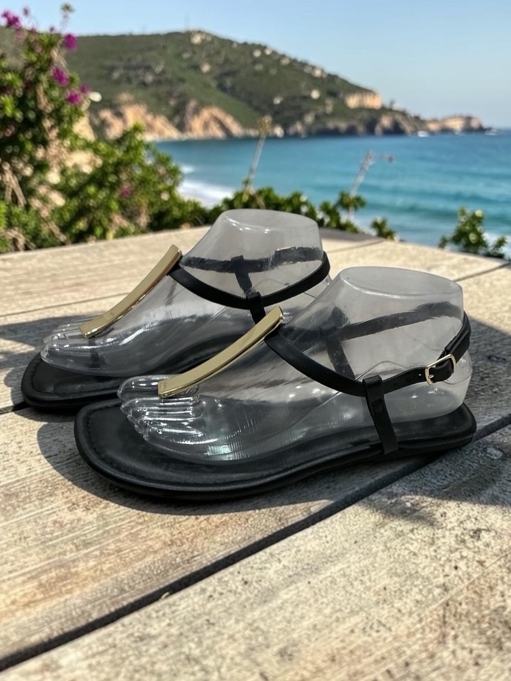 Time and Tru Women’s T-Strap Thong Sandals Black Gold Hardware Size 7